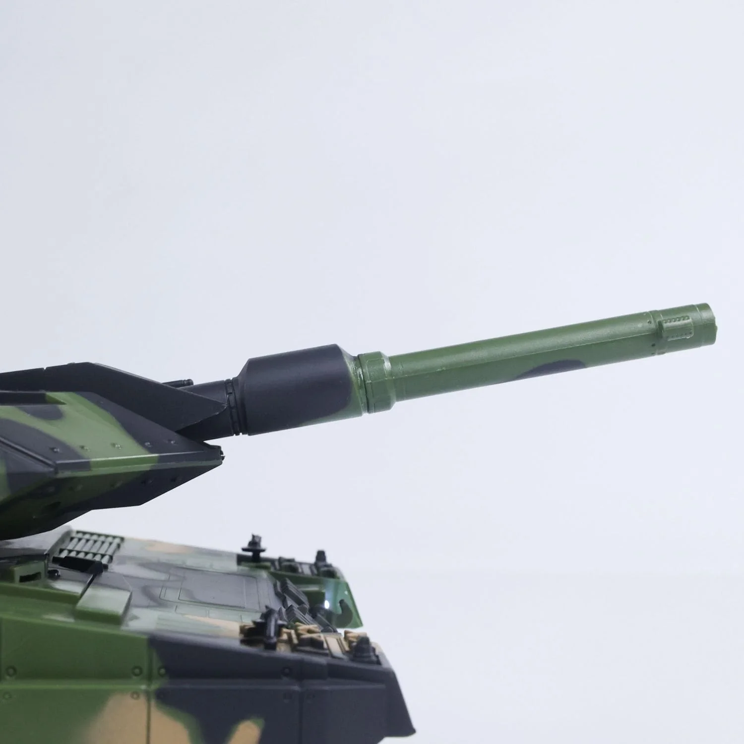Heng Long® 1/24 RC Battle Tank Leopard 2A5 – BB Shooting, Infrared Battle, Spray Smoke & Real Sound Effects - Image 4